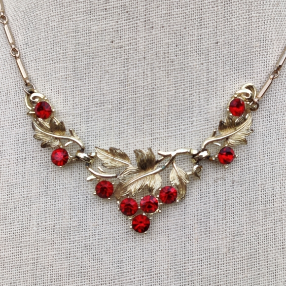 🍒 Vintage Coro Pegasus Red Crystal Necklace - Picture 3 of 11